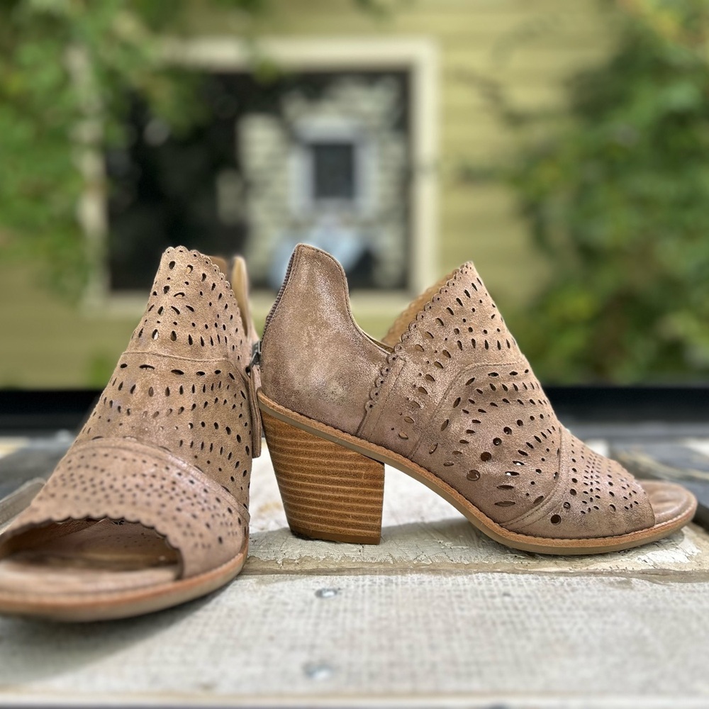 Sofft Millard leather peep toe booties / heels